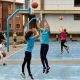 dos alumnas lanzando el balón de baloncesto