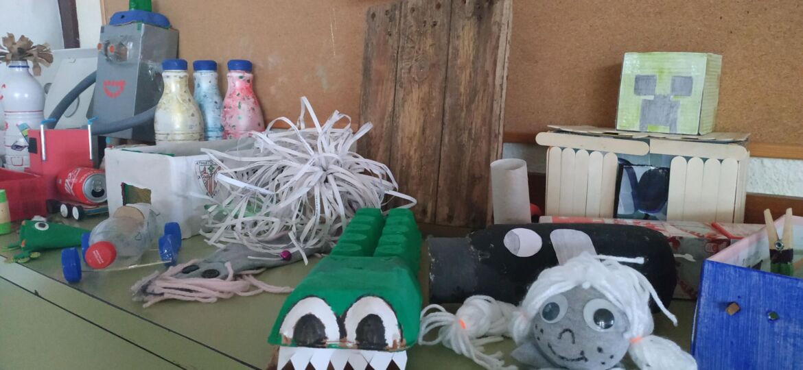 juguetes y manualidades realizados con materiales reciclados